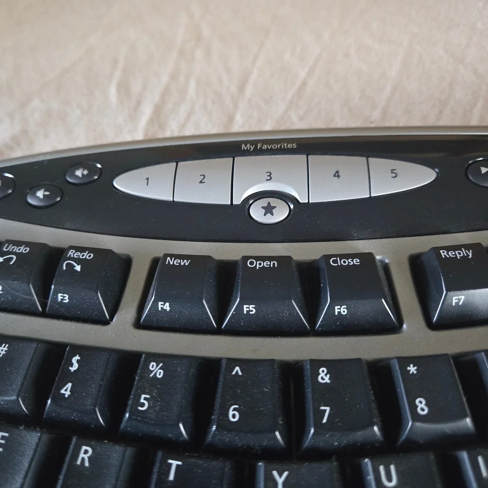 Microsoft Wireless Comfort Keyboard 4000 1045 Black Silver Ergonomic untested